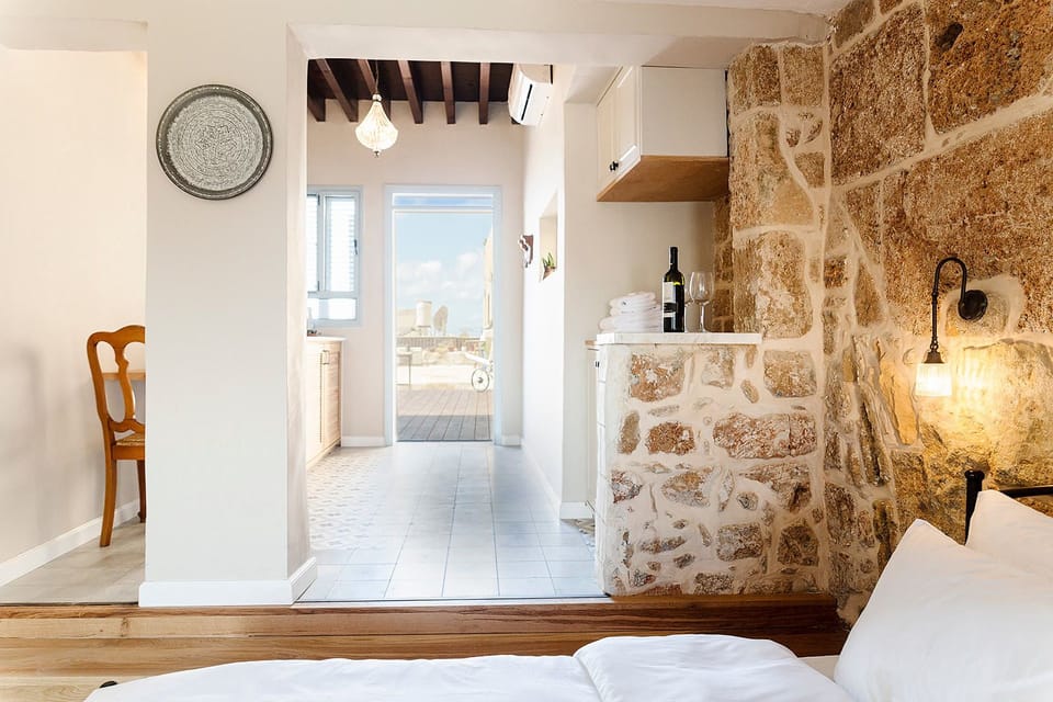 Deluxe Double Room, 1 Queen Bed | 1 bedroom, minibar, desk, soundproofing