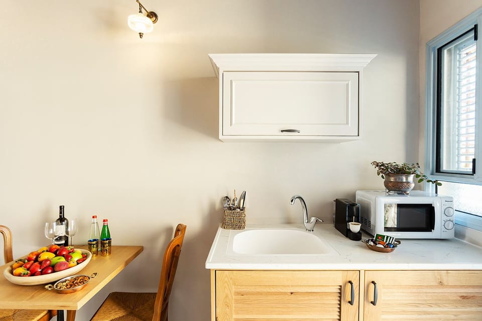 Deluxe Double Room, 1 Queen Bed | Private kitchenette | Fridge, microwave, espresso maker, coffee/tea maker