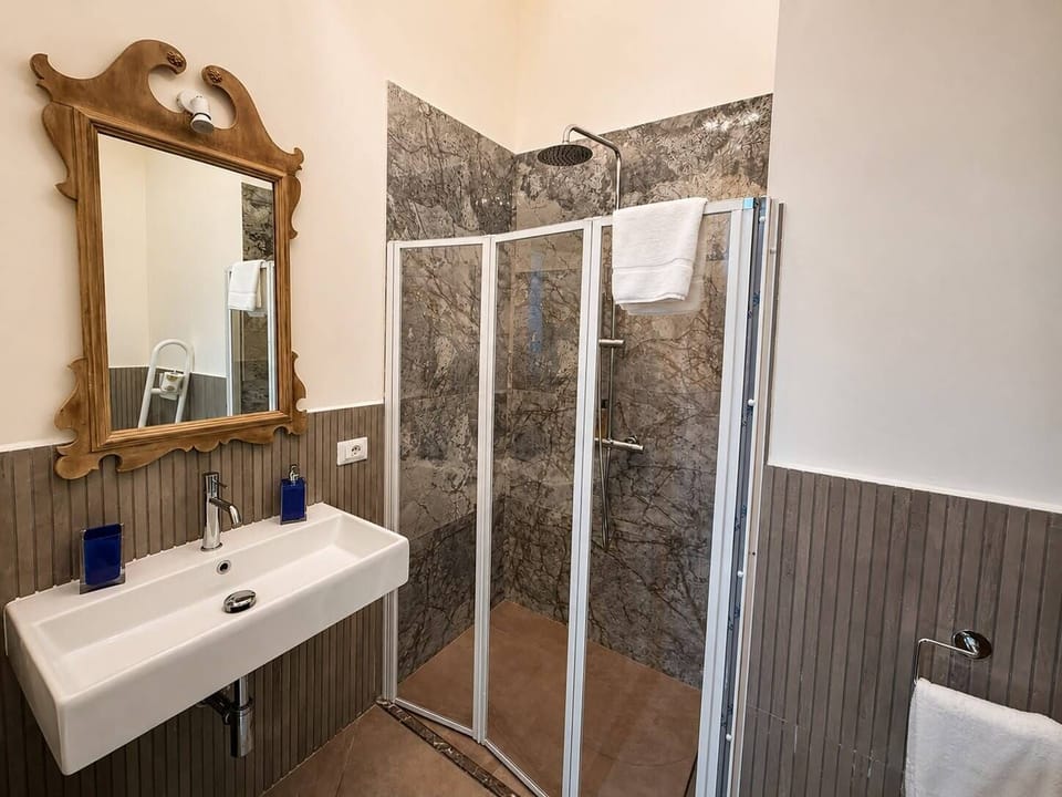 Deluxe Triple Room | Bathroom | Shower, rainfall showerhead, free toiletries, hair dryer