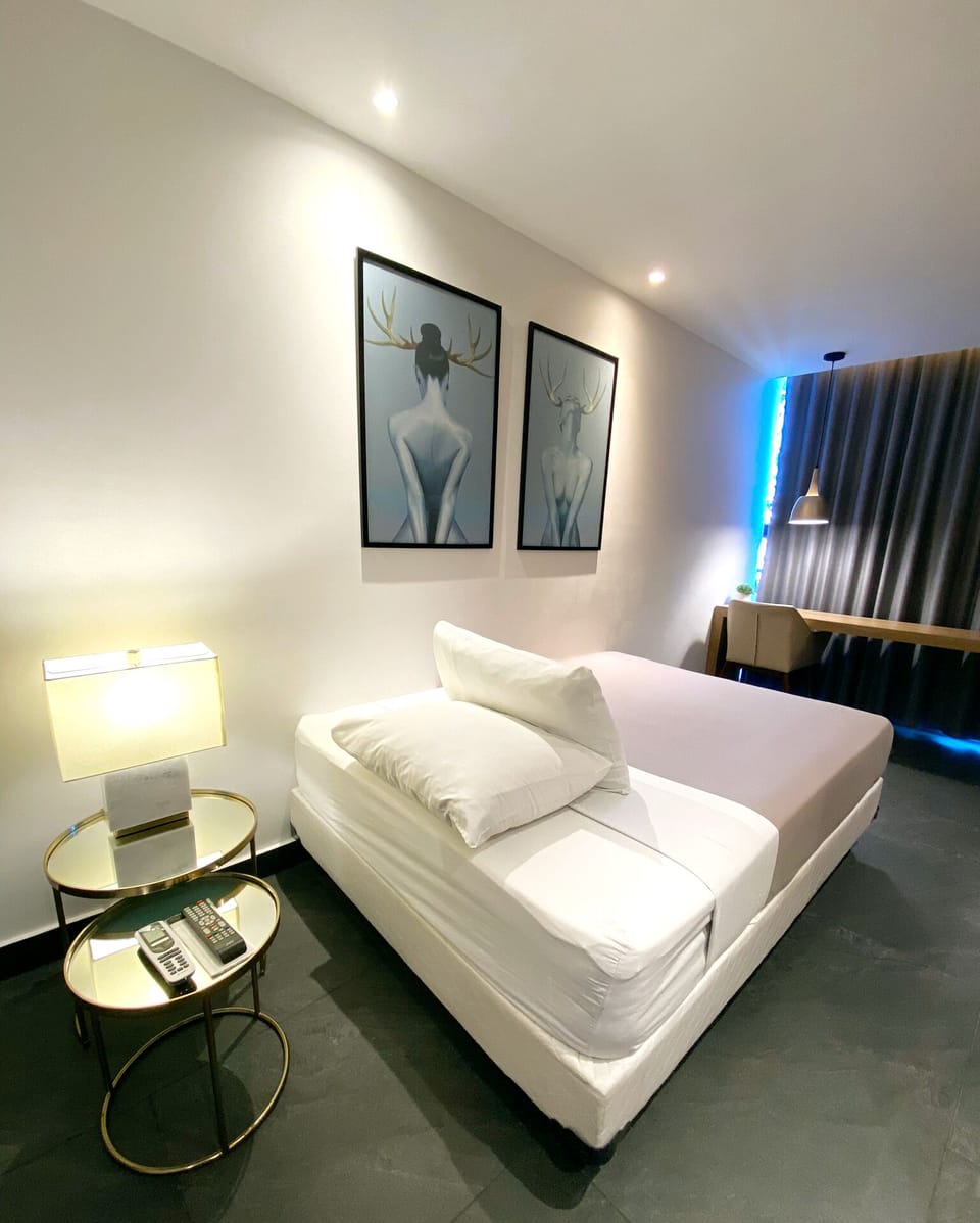 Superior Studio Suite, 2 Queen Beds | Living area