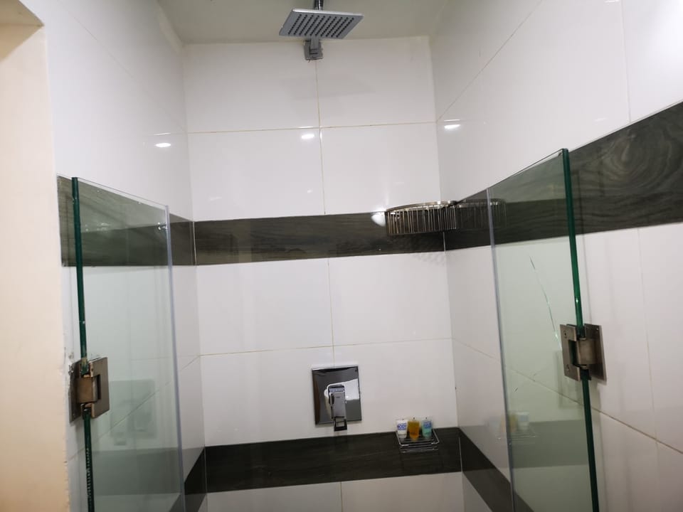 Shower, rainfall showerhead, free toiletries, slippers