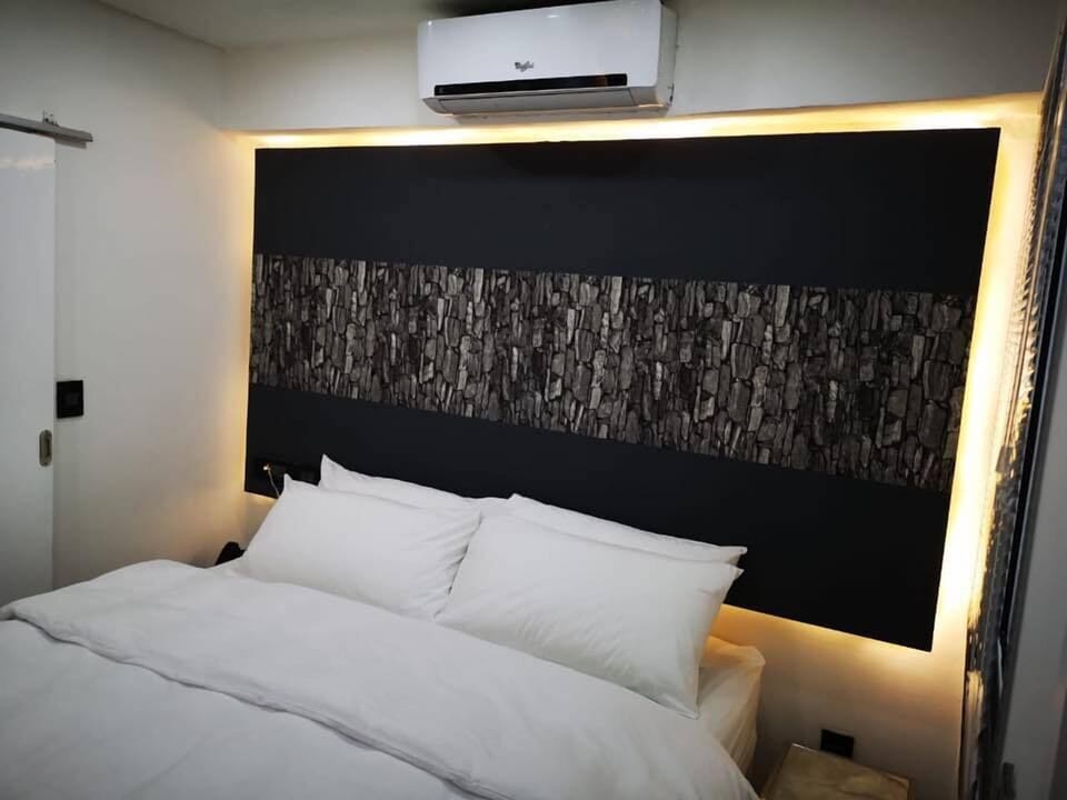 Basic Double Room | Minibar, in-room safe, desk, iron/ironing board
