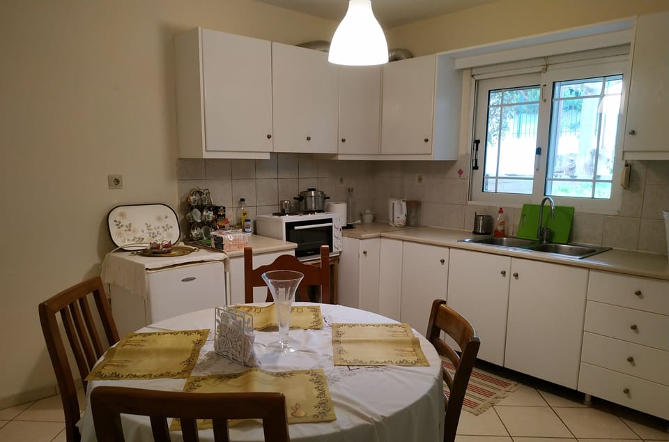 Fridge, oven, stovetop, coffee/tea maker