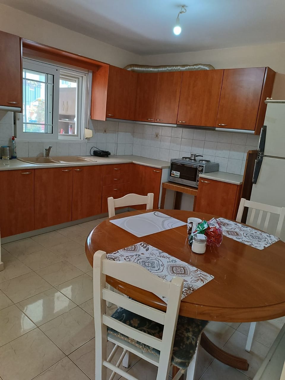Fridge, oven, stovetop, coffee/tea maker