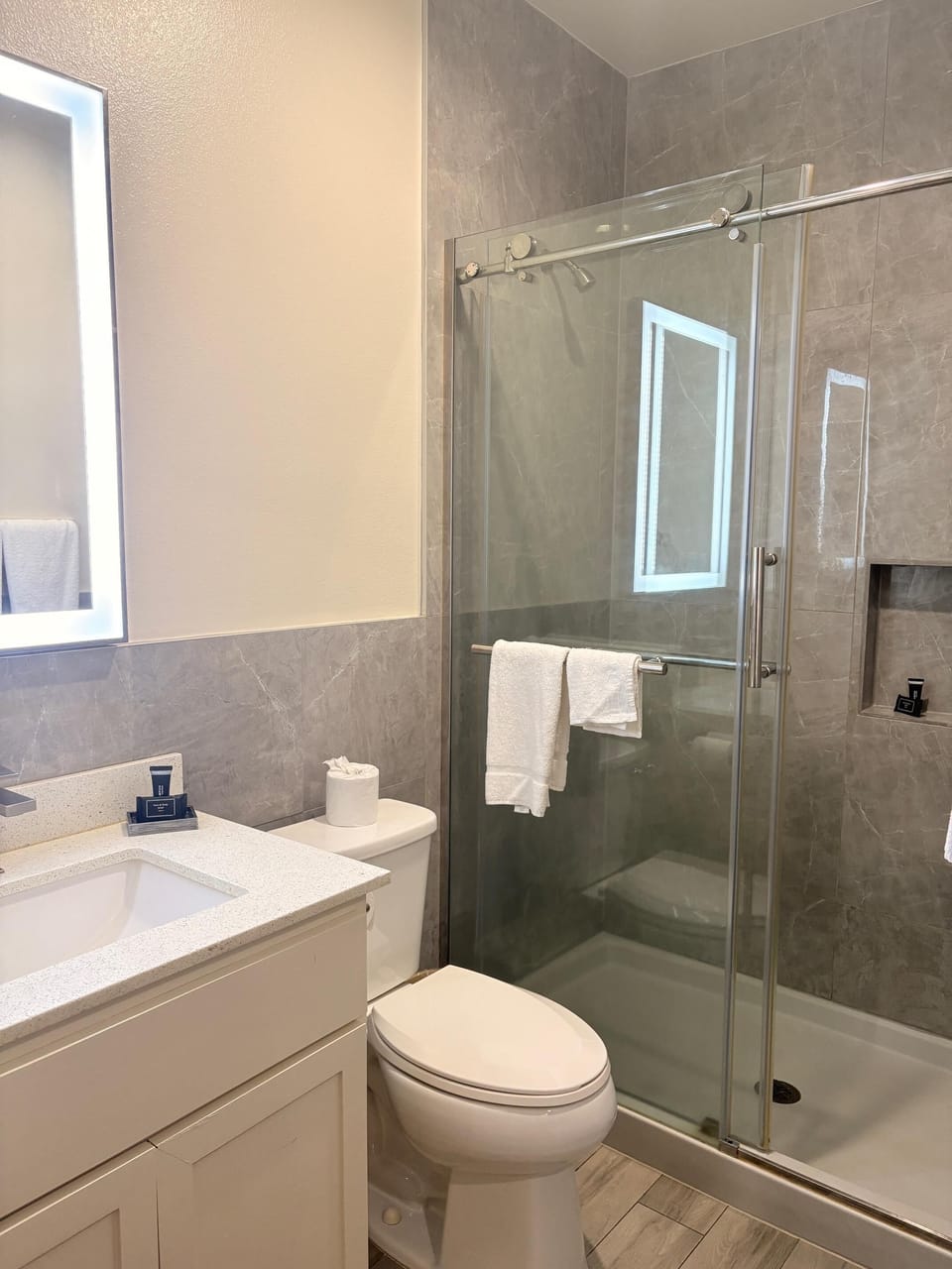 Combined shower/tub, free toiletries, towels