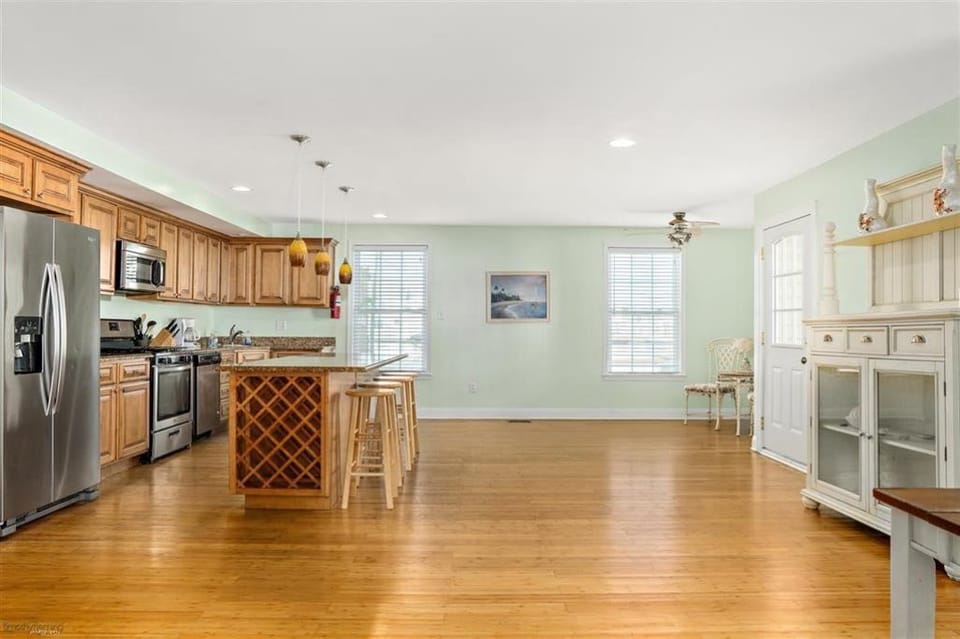 Plenty of room in the kitchen!
