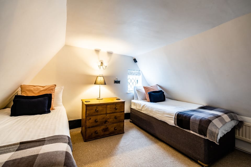 Step up our spiral staircase to find this cute twin bedroom 🛏🛏
