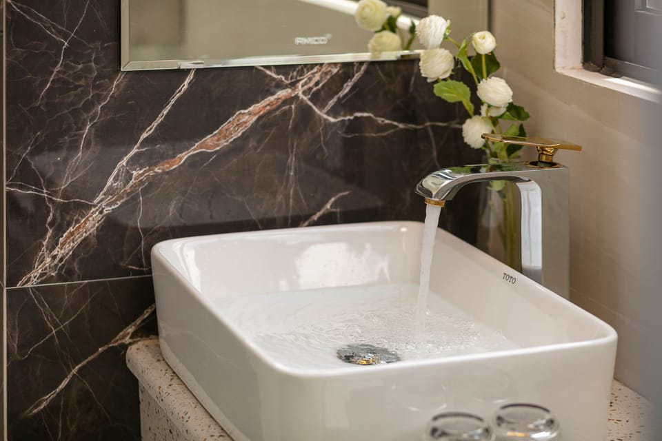 Executive Double Room, 1 King Bed, City View | Bathroom | Shower, rainfall showerhead, eco-friendly toiletries, hair dryer