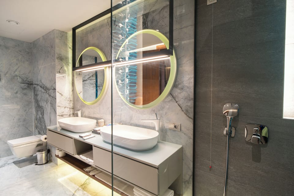 Executive Suite | Bathroom | Shower, rainfall showerhead, free toiletries, hair dryer