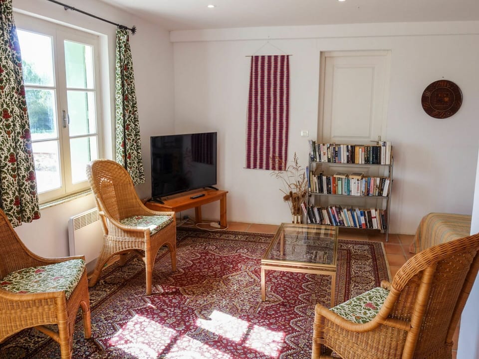 Room, Living Room, Furniture, Property, Interior Design, Building, House, Floor, Table, Home