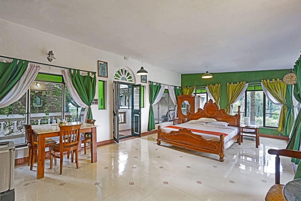 Estate Suite | Desk, soundproofing, bed sheets