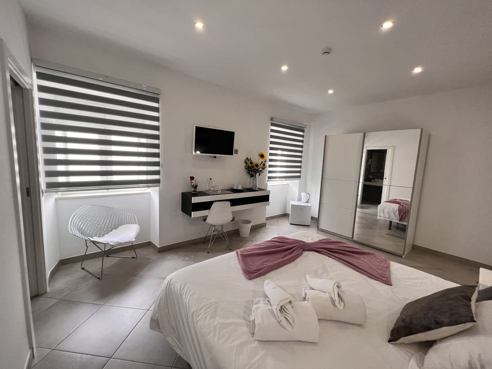 Comfort Double Room | In-room safe, individually decorated, individually furnished