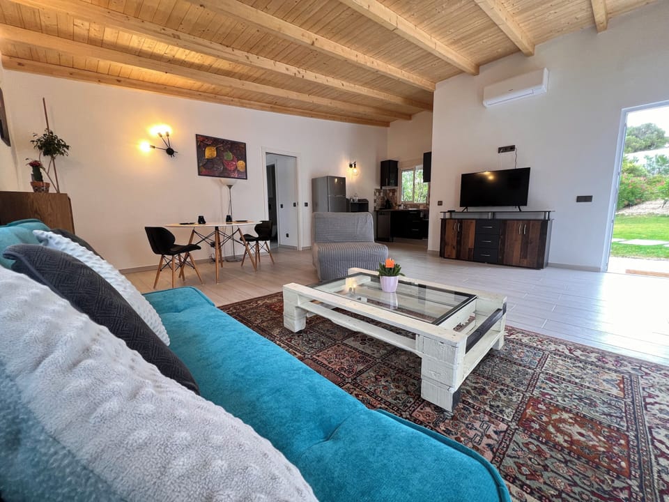 Comfort Apartment | Living area | Flat-screen TV, books