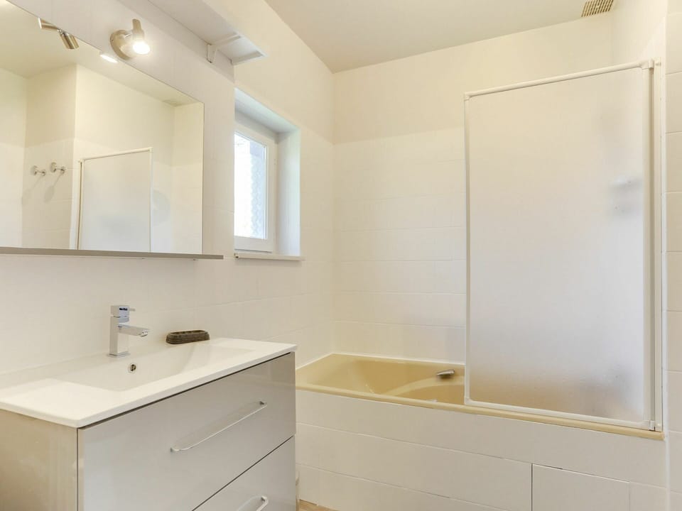 Mirror, Bathroom Cabinet, Sink, Property, Cabinetry, Tap, Plumbing Fixture, Bathroom, Bathroom Sink
