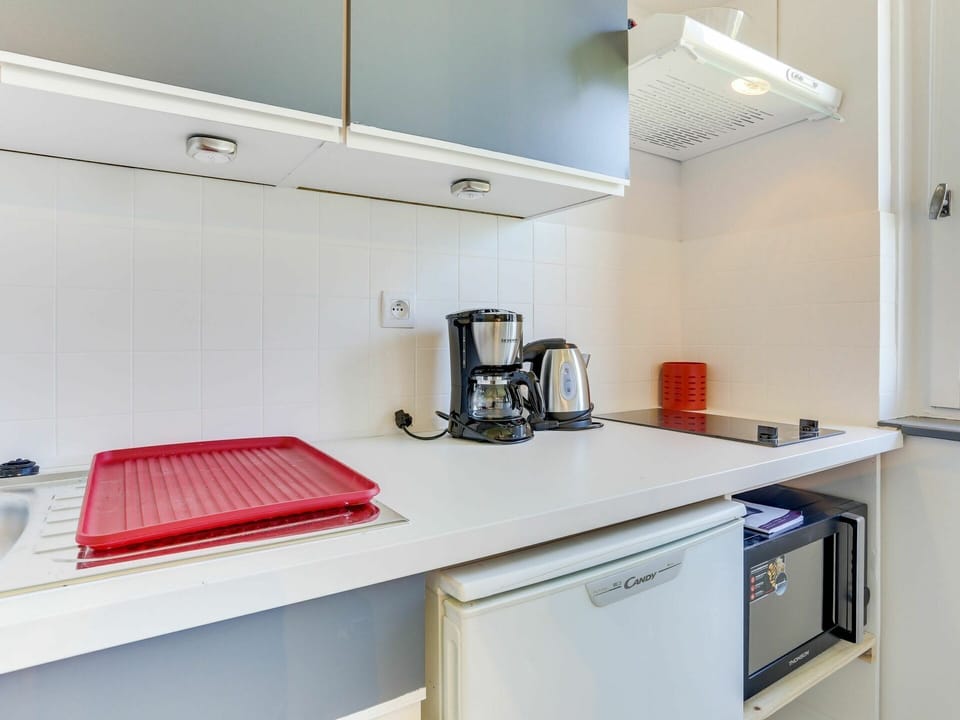 Cabinetry, Property, Countertop, Kitchen Appliance, Kitchen, Building, Home Appliance, Tableware, Kitchen Stove, Interior Design
