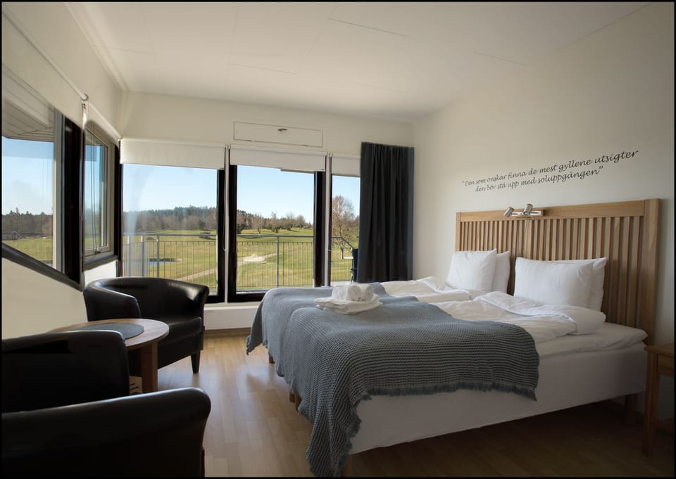 Deluxe Double Room, 1 Queen Bed, Golf View | Blackout drapes, bed sheets