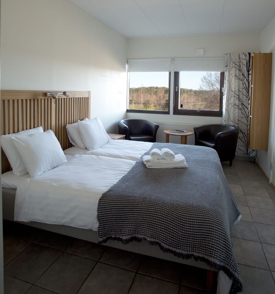 Comfort Double Room, 1 Queen Bed, Mountain View | Blackout drapes, bed sheets