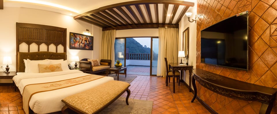 Premium bedding, in-room safe, desk, laptop workspace