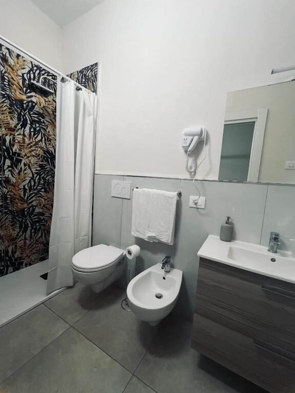 Deluxe Room | Bathroom | Shower, rainfall showerhead, free toiletries, hair dryer