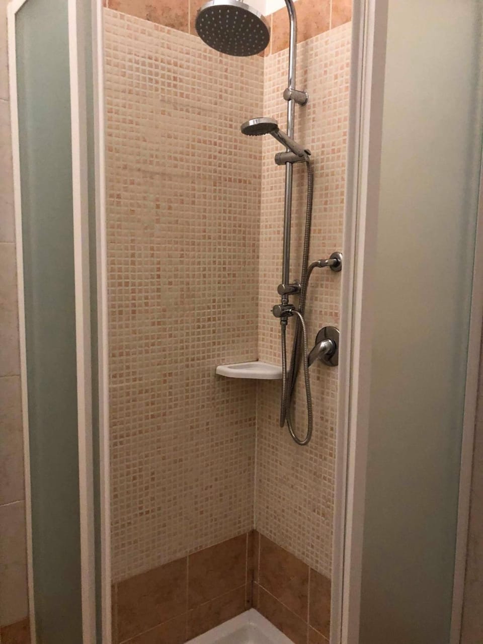 Shower, rainfall showerhead, free toiletries, hair dryer