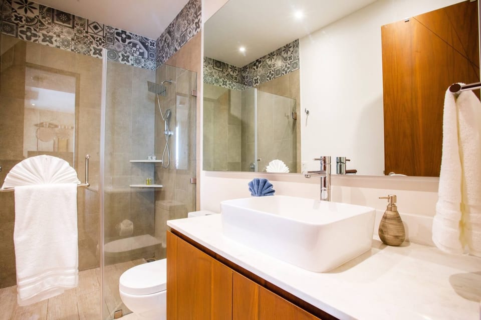 Full bathroom well-stocked with all kind of towels