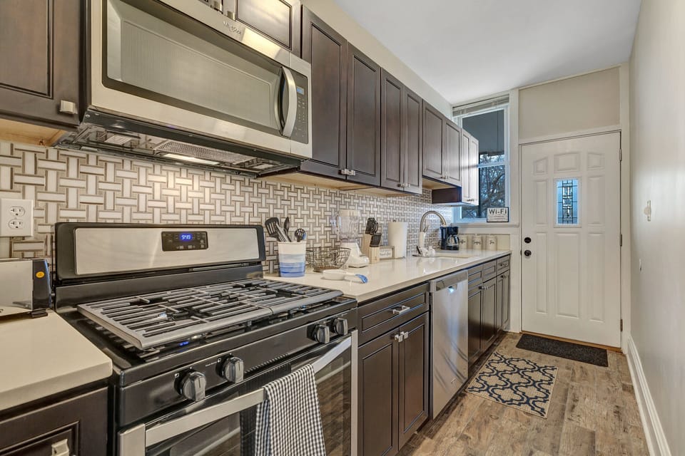 Dishwasher, gas stove, microwave and all the kitchen equipment to make meals!