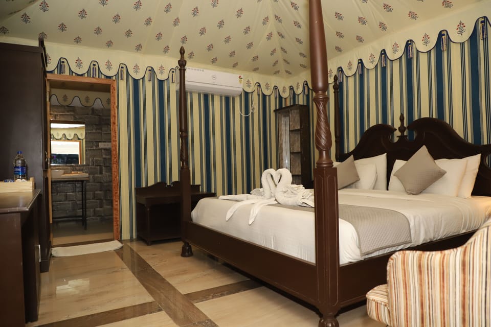 Deluxe Tent | In-room safe, desk, soundproofing, WiFi (free)