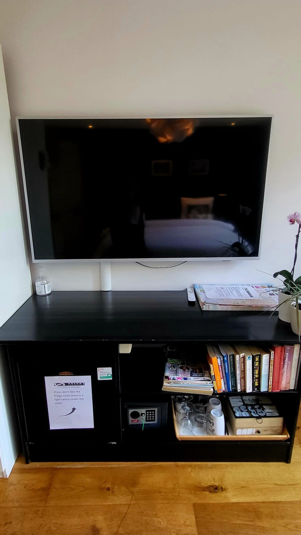 Deluxe Double Room, 1 King Bed | Television