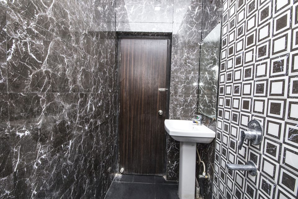 Deluxe Room, 1 Double Bed | Bathroom | Shower, free toiletries, towels