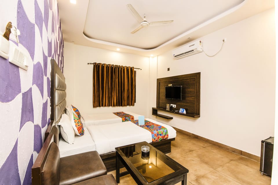 Premium Room, 1 King Bed | Premium bedding, desk, free WiFi, bed sheets
