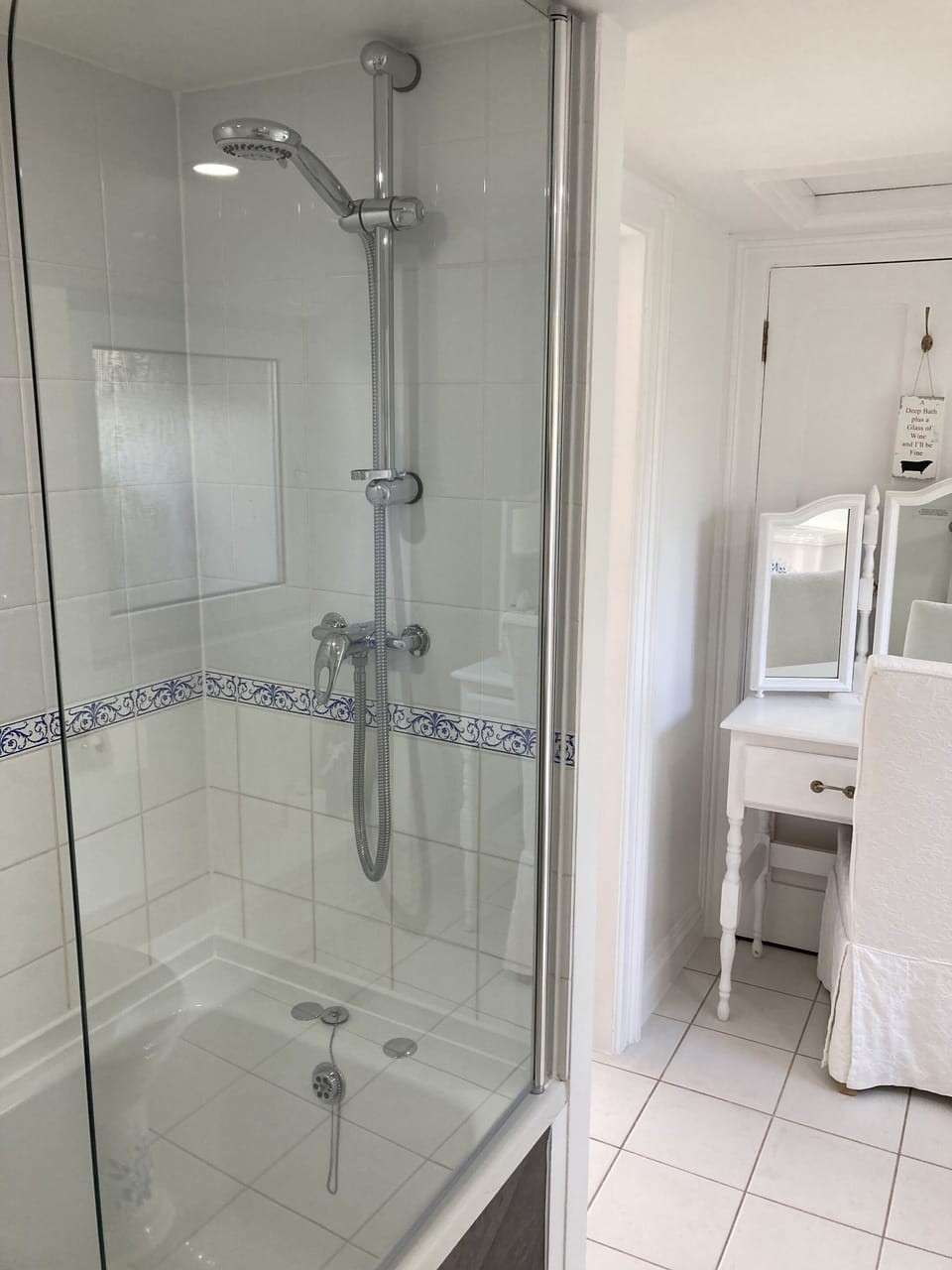 Comfort Double Room, Ensuite (Champagne) | Bathroom | Hair dryer, towels, soap, shampoo