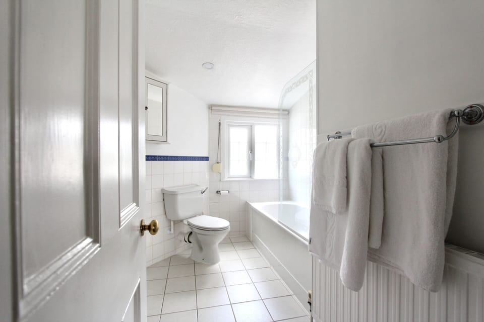 Superior Double Room, Ensuite (Baileys) | In-room safe, blackout drapes, iron/ironing board, free WiFi
