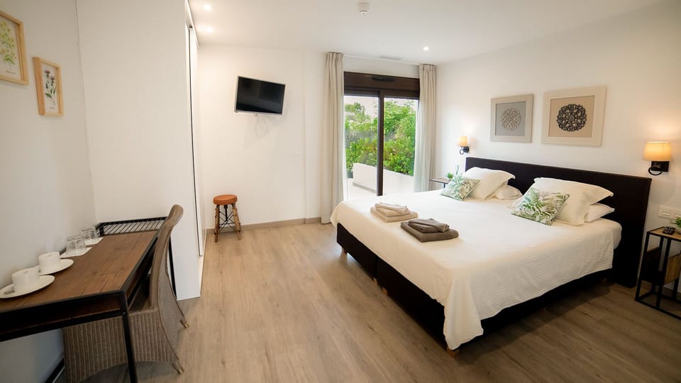 Standard Double Room (Bobal) | Minibar, in-room safe, individually decorated, individually furnished