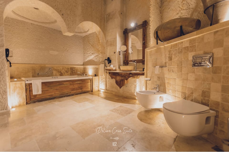 Deluxe Cave Suite With Jacuzzi | Bathroom | Free toiletries, hair dryer, bathrobes, slippers