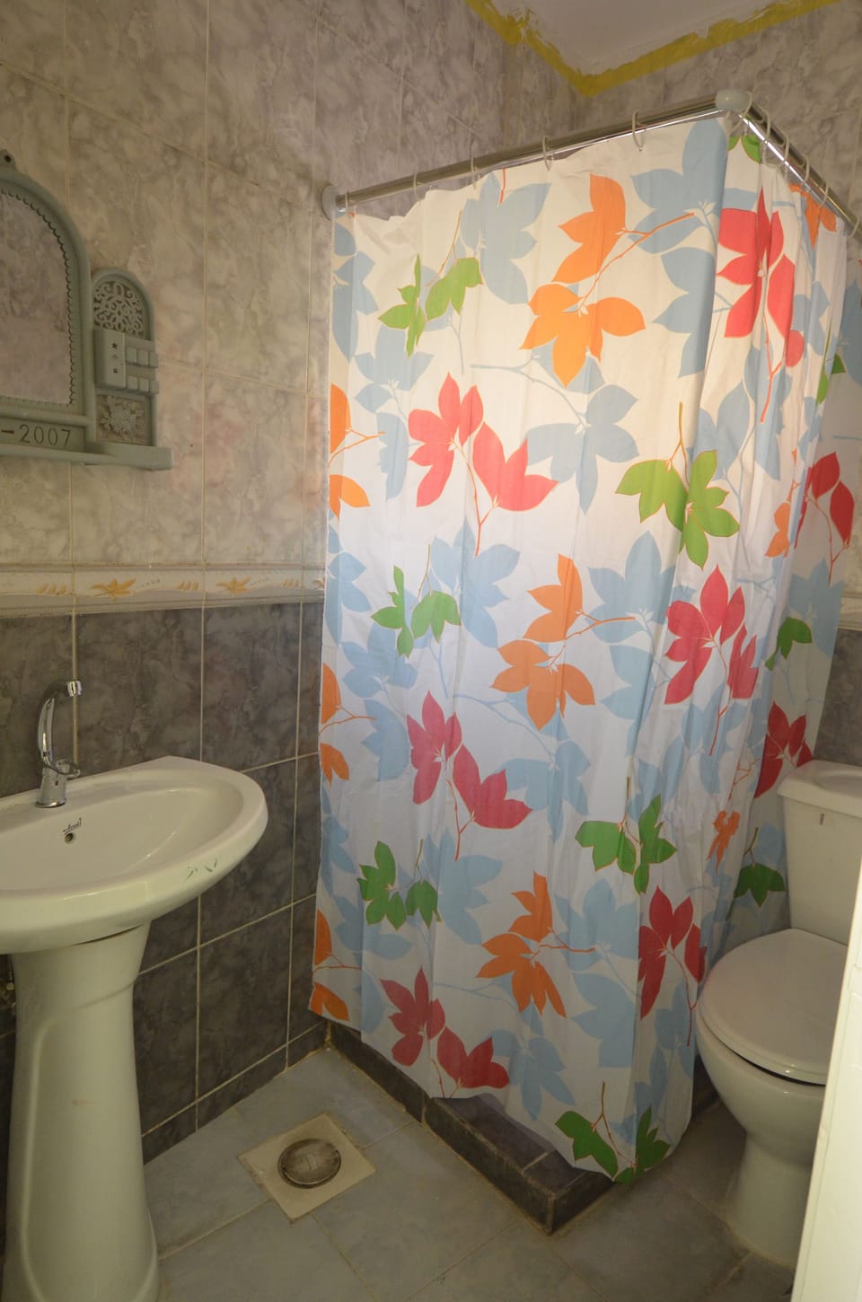 Shower, free toiletries