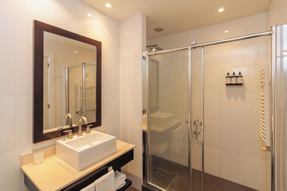 Executive Double Room | Minibar, in-room safe, blackout drapes, soundproofing