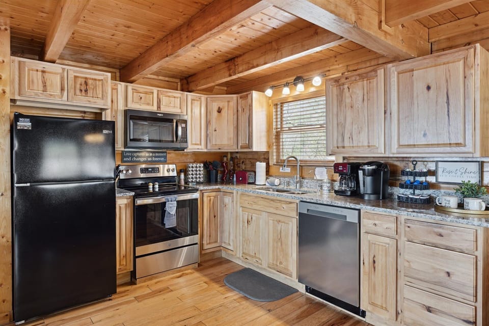 Fully furnished gourmet kitchen