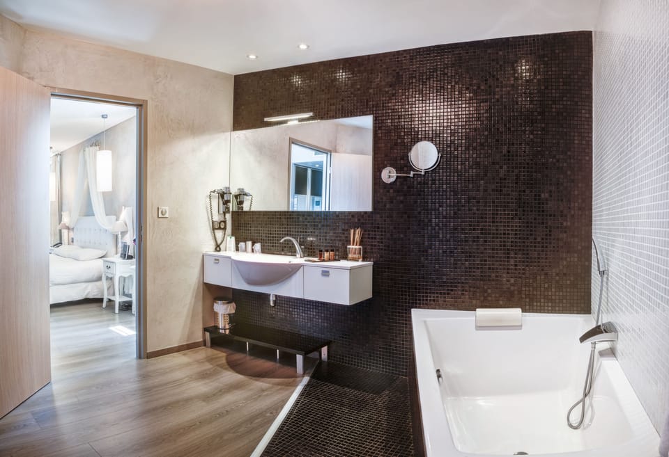 Junior Suite | Bathroom | Free toiletries, hair dryer, towels, toilet paper