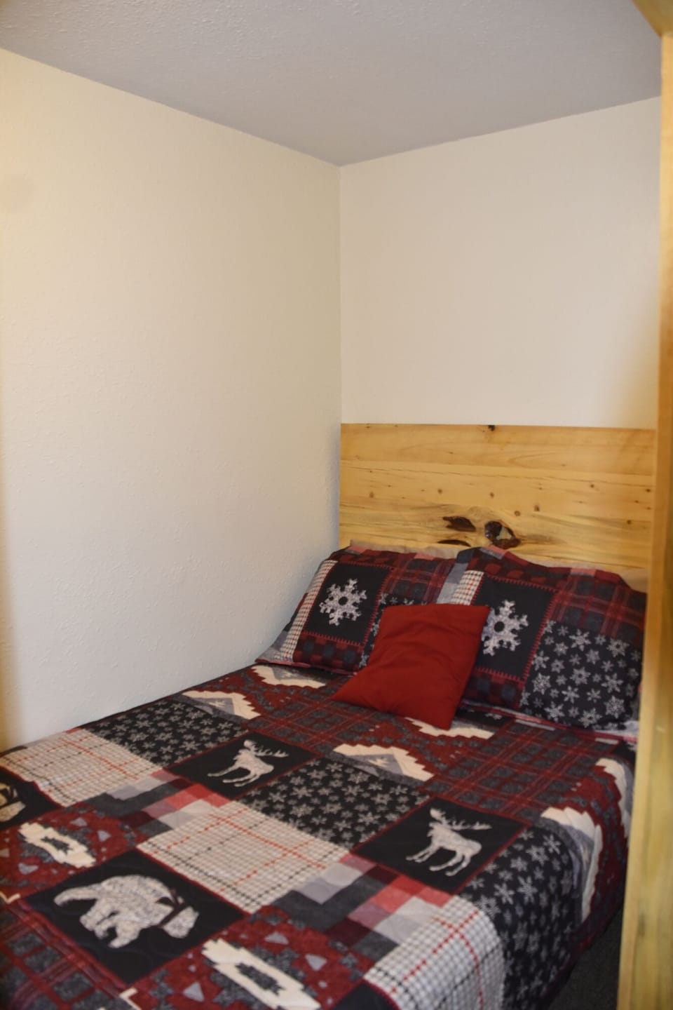 Middle bedroom - full bed