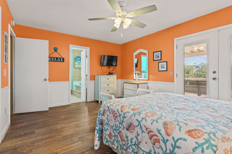 Queen Master Suite - Mid Level