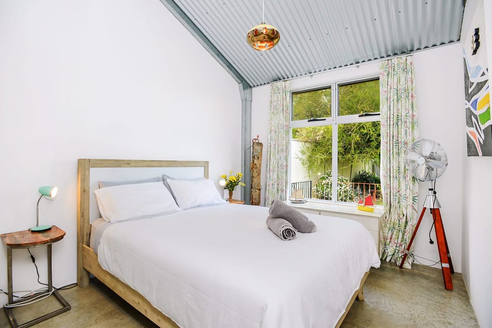 Flexible Sleeping Arrangements – Queen bedroom plus queen sofa bed in the common area, accommodating two to four guests comfortably.