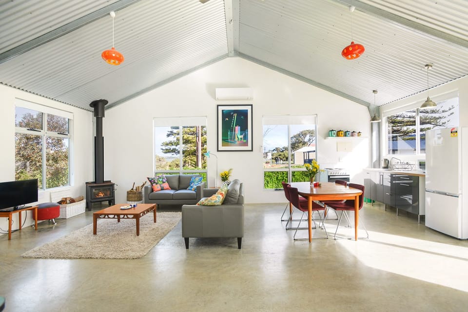 Fully equipped with oven, stove, fridge, microwave, and kitchenware—great for self-catering stays.