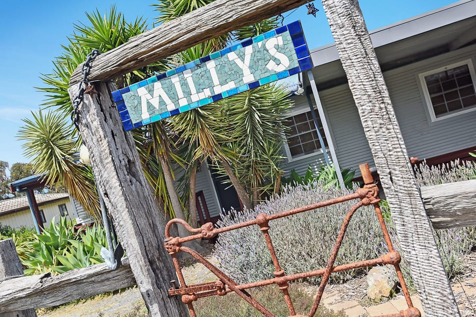 Only a short stroll to Middleton Point surf beach, the Tavern, and Middleton township, providing an unbeatable location for beach lovers and convenience seekers alike.