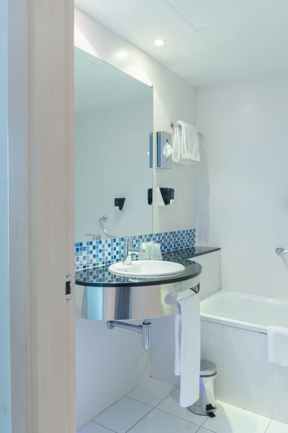 Combined shower/tub, hair dryer, bidet, towels