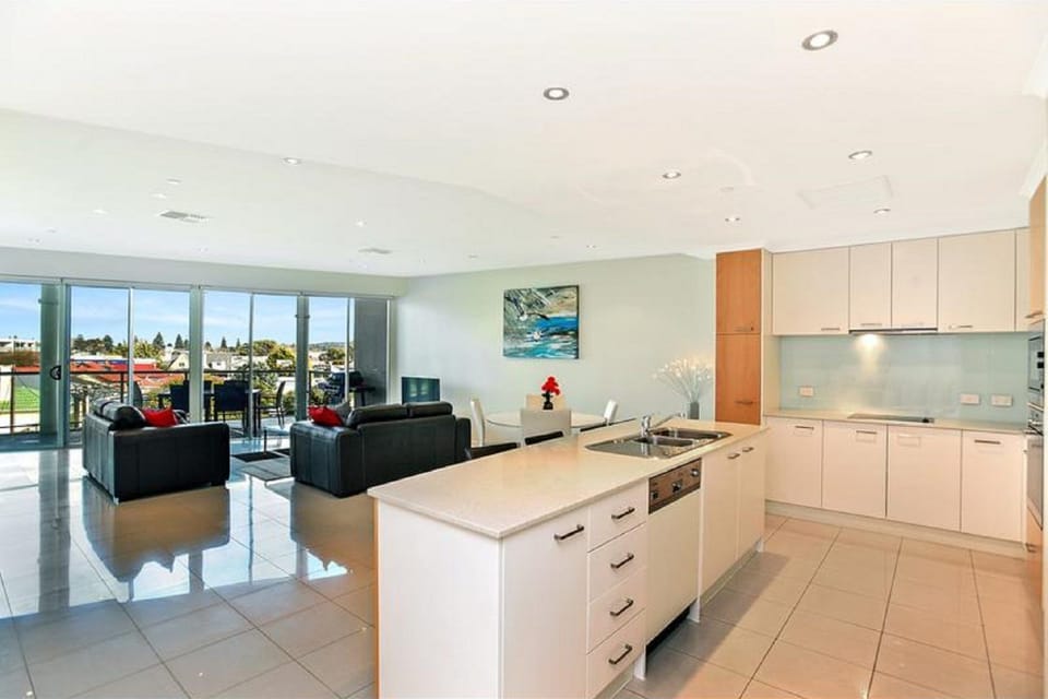 Gourmet Kitchen & Open-Plan Dining Experience. Fully equipped island kitchen with modern electric appliances