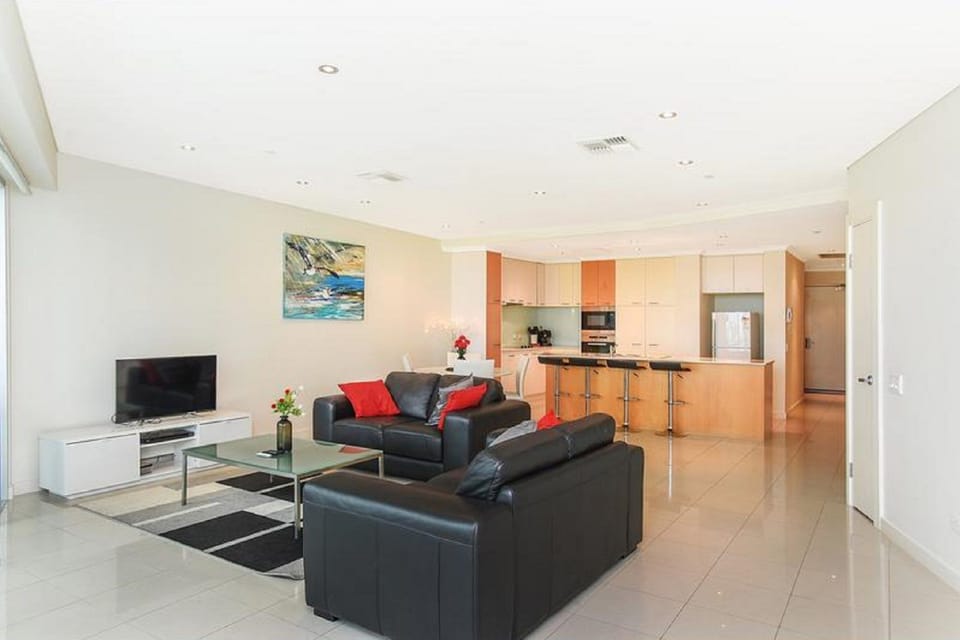 Gourmet Kitchen & Open-Plan Dining Experience. Fully equipped island kitchen with modern electric appliances
