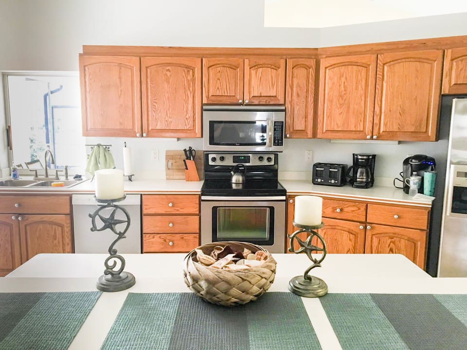 Large island conveniently located between kitchen and living room