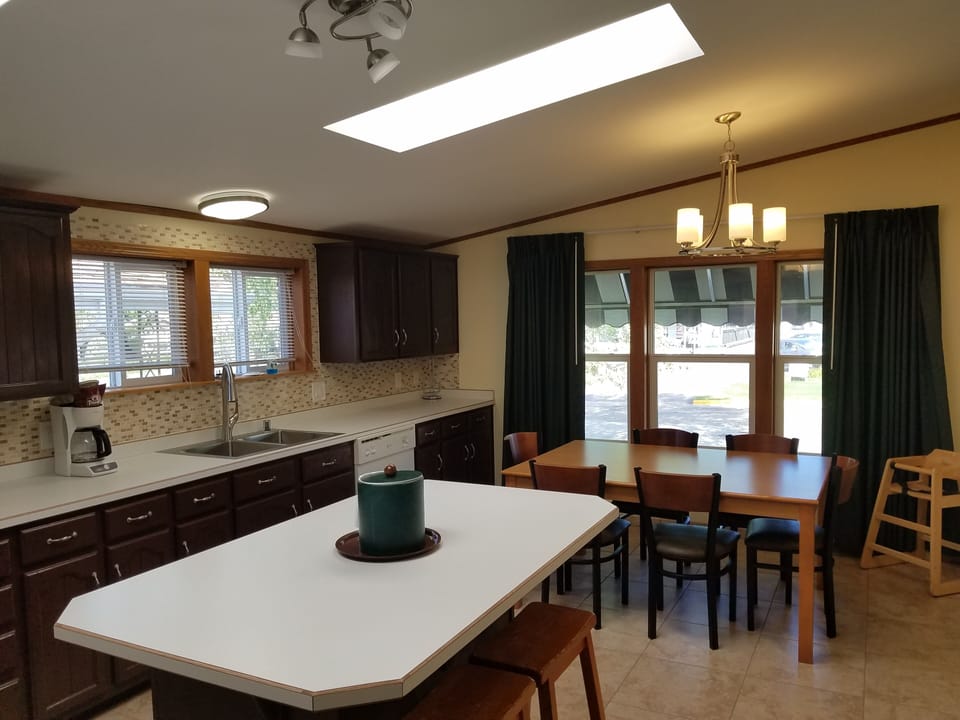 2 Bedroom House, 2 Bath, Sleeps 8, includes Seasonal Timbavati Wildlife Park | Private kitchen | Microwave, coffee/tea maker