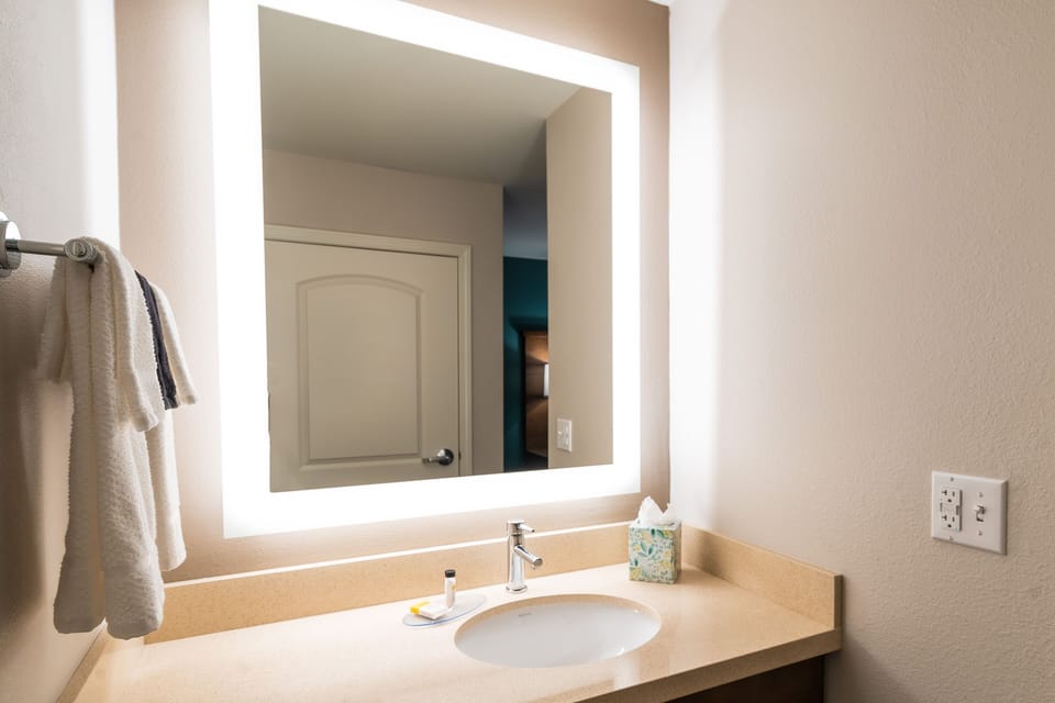 Studio Suite, 1 King Bed, Accessible, Kitchen (Mobility, Tub) | Bathroom | Free toiletries, hair dryer, towels