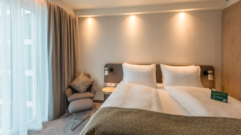 Standard Room, 1 Queen Bed | In-room safe, individually decorated, individually furnished, desk